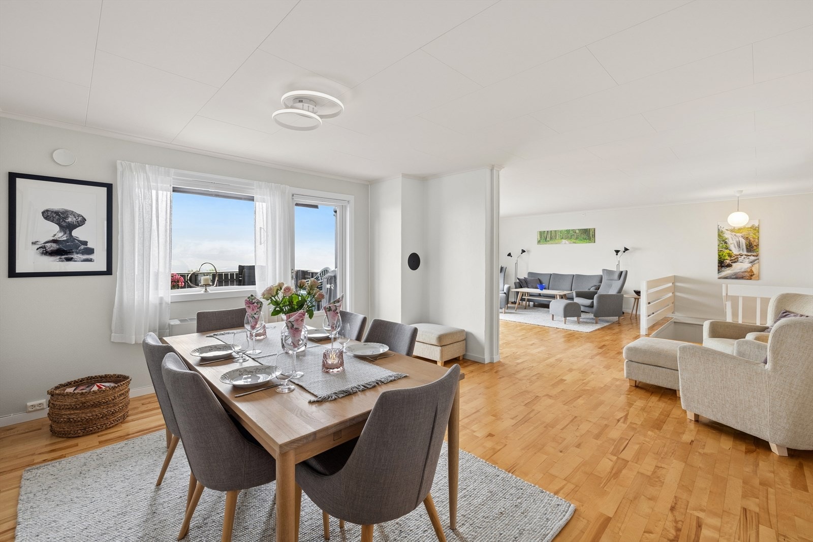 Spisestuen er et sosialt samlingspunkt med god plass til et stort spisebord for familie og venner. Galleribilde