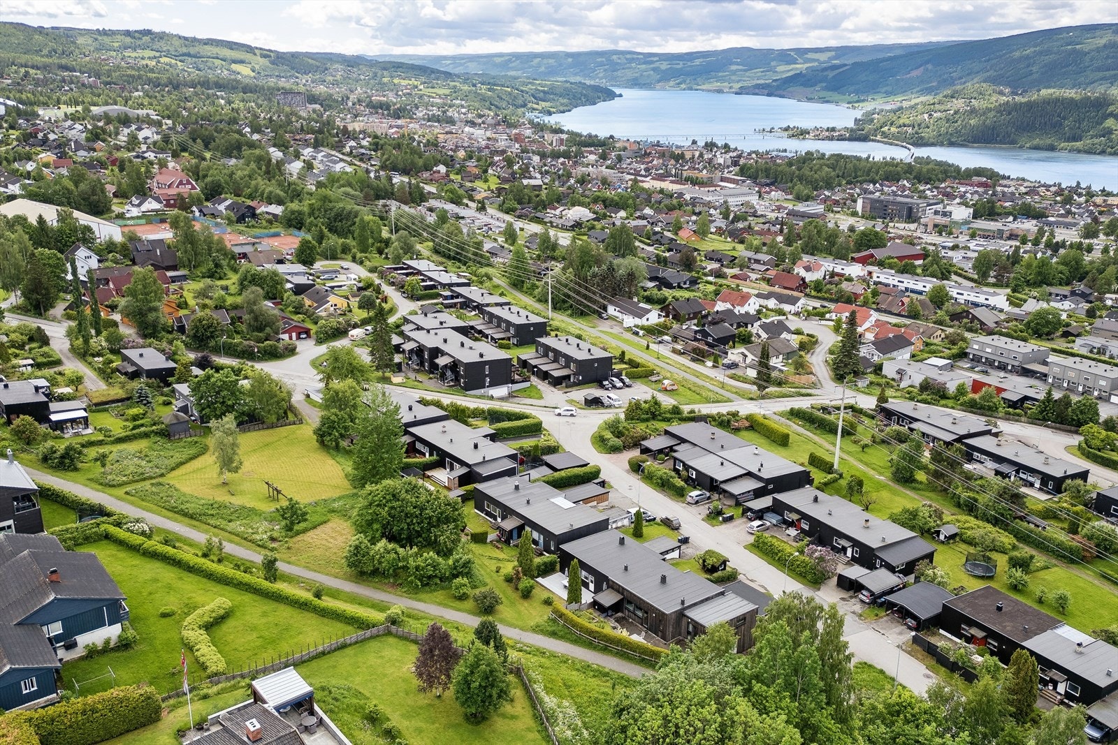 Beliggenheten kombinerer roen i et nabolag med kort vei til Lillehammer sentrum. Galleribilde