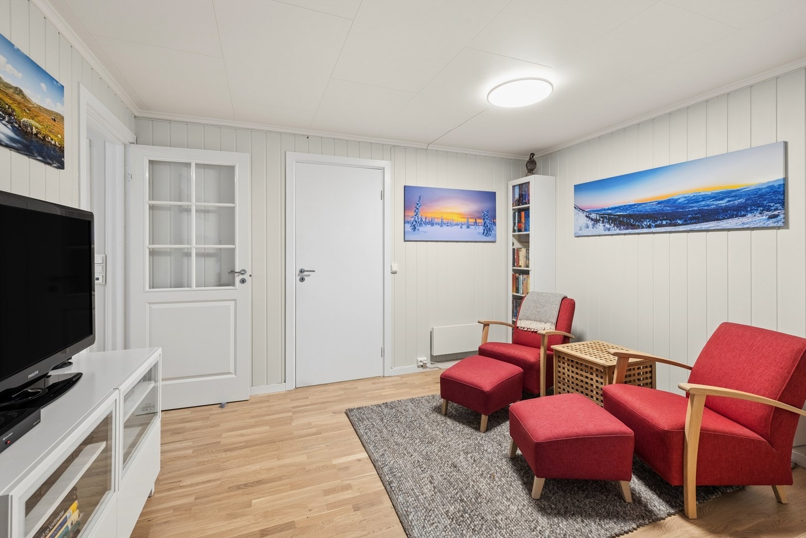 Kjellerstuen gir ekstra plass for lek eller TV-titting, og er et fleksibelt rom i boligen. Galleribilde
