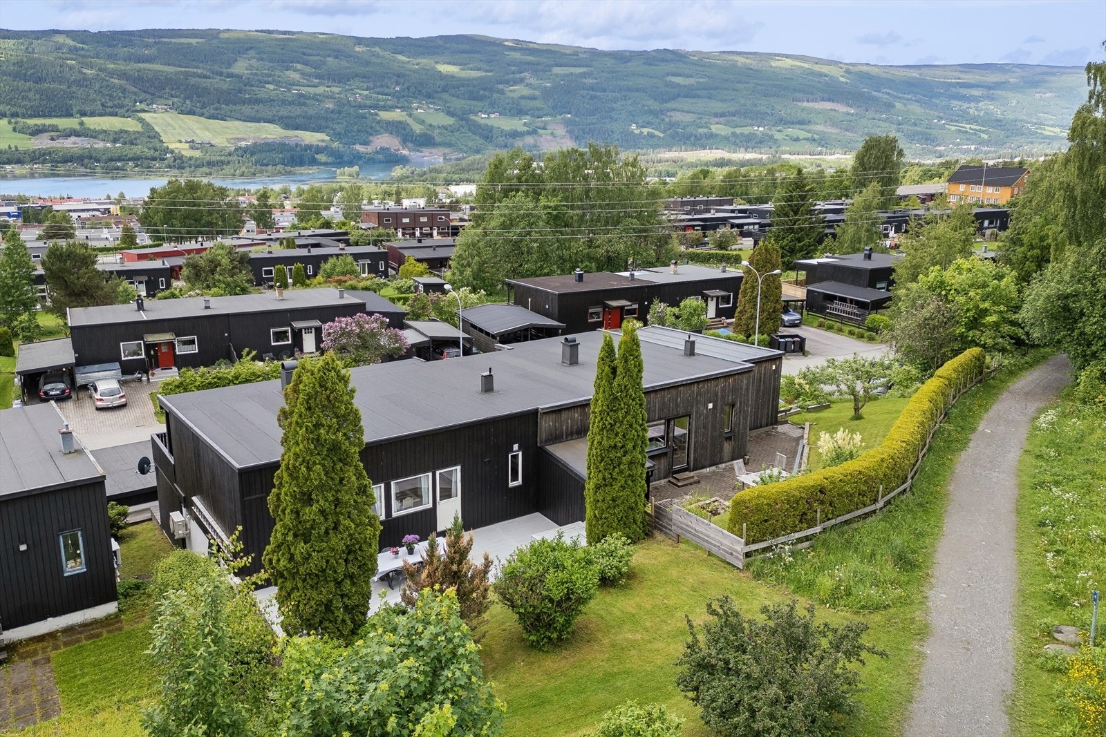 Eiendommen ligger i et etablert og rolig boligområde med trygg gang- og sykkelvei til skoler og fritidsaktiviteter. Galleribilde
