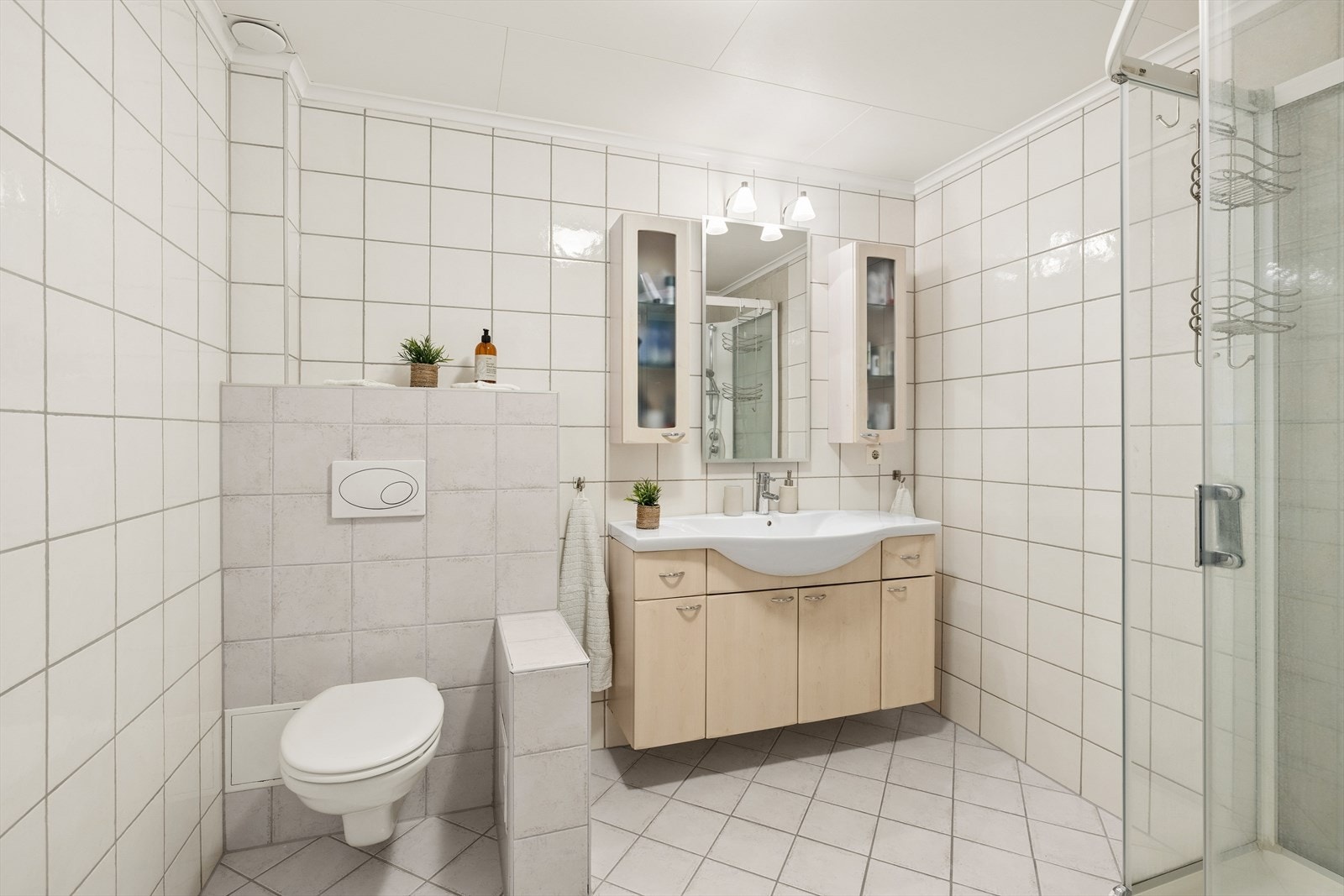 Boligens andre bad, etablert i 2007, har også fliser med gulvvarme og flis på vegg. Galleribilde