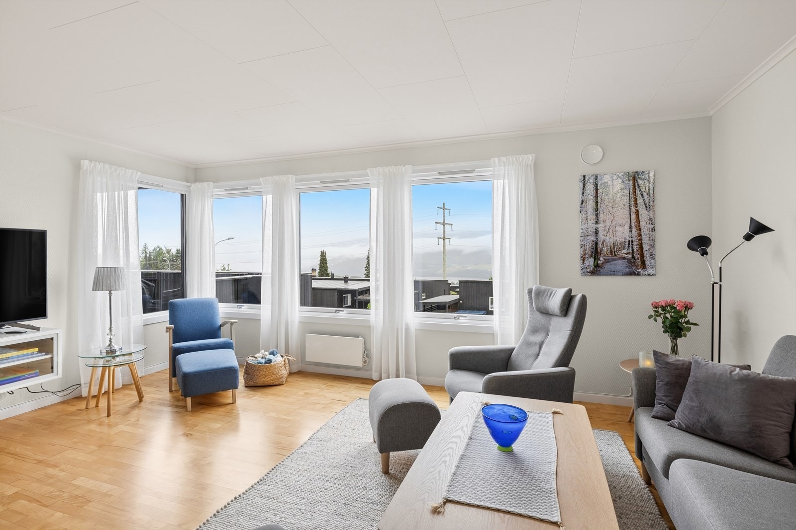 Store vindusflater slipper inn rikelig med dagslys. Syv vinduer på vestveggen fikk montert zipscreen i 2020. Galleribilde