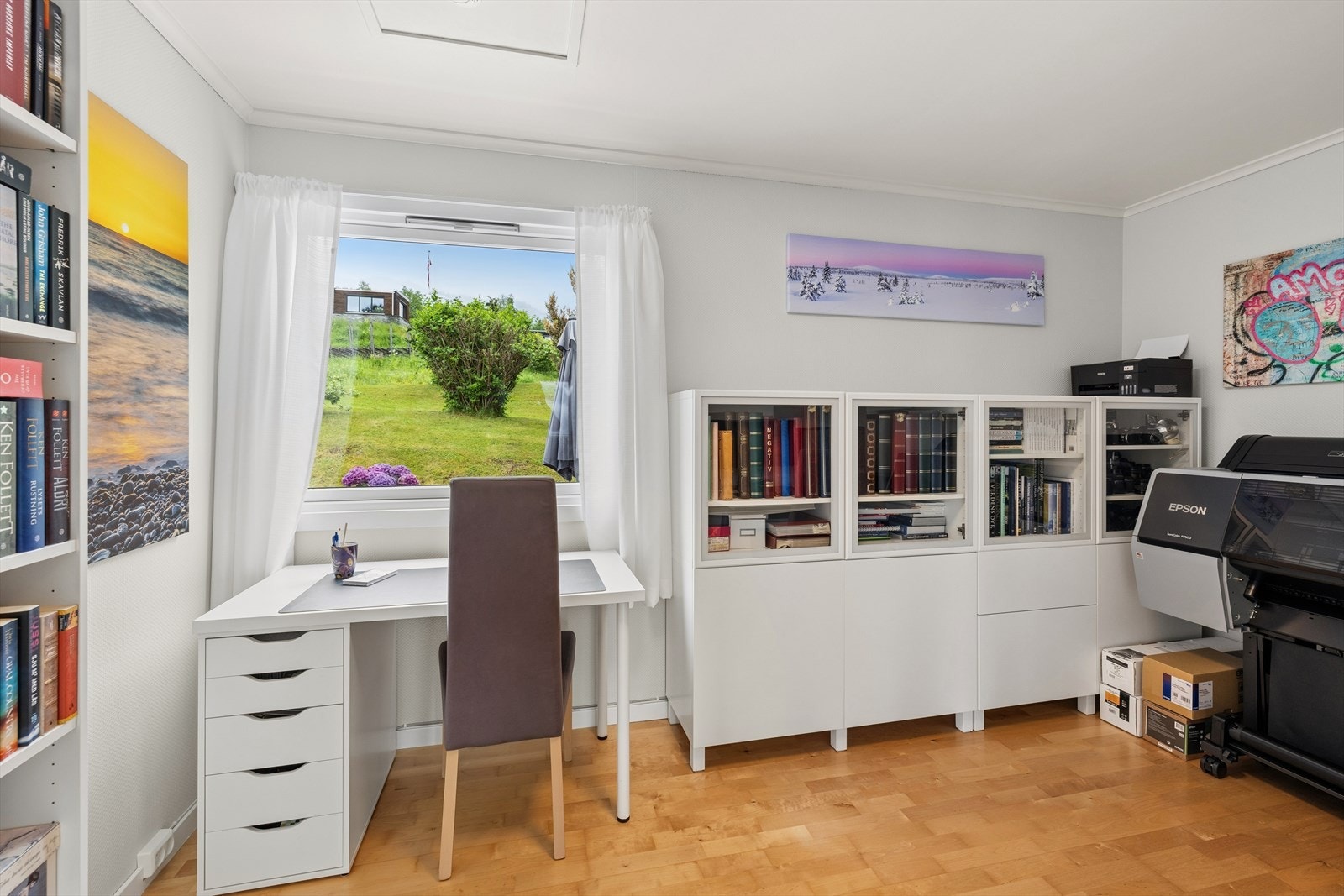 Første etasje inneholder også et praktisk rom som kan benyttes som kontor eller et soverom 4. Galleribilde