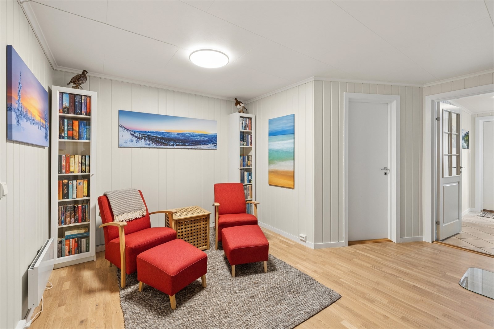 I underetasjen finnes en innredet kjellerstue eventuelt en stor hall, med lysmalt panel på veggene. Galleribilde