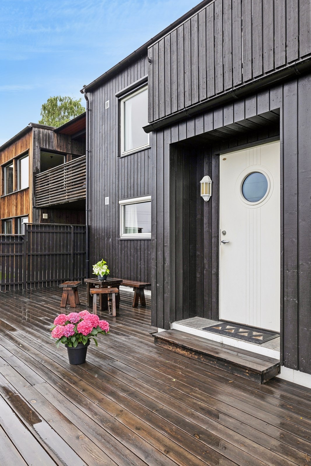 Fra underetasjen er det utgang til en terrasse på 31 m² som ligger i tilknytning til inngangspartiet. Galleribilde