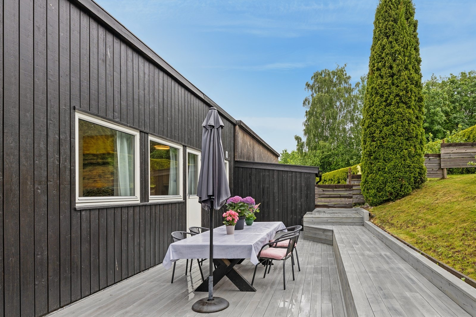 Den romslige terrassen i treverk er en flott utvidelse av boligen på varme dager. Galleribilde