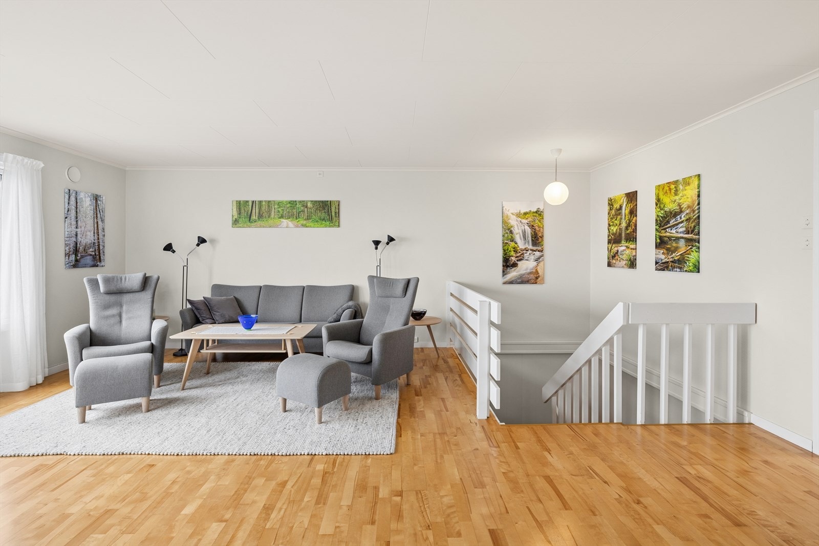 Stuen har en åpen løsning med trapp i treverk som leder ned til underetasjen. Galleribilde