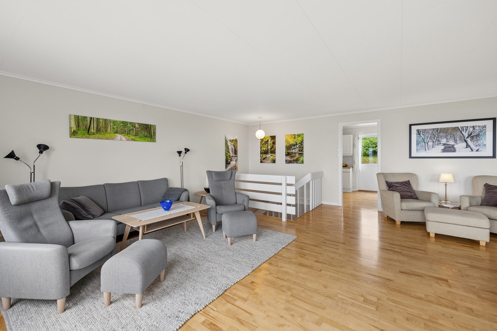 Fra stuen er det en naturlig overgang til spisestuen og videre inn mot kjøkkenet. Galleribilde