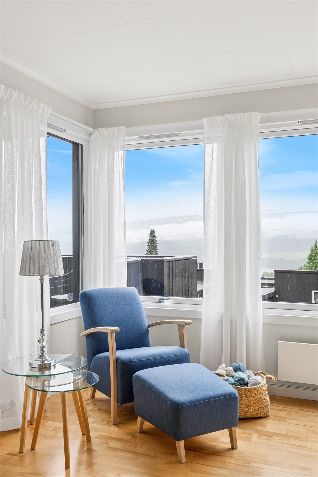 En lys og trivelig krok i stuen, velegnet for lesing og avslapning. Galleribilde
