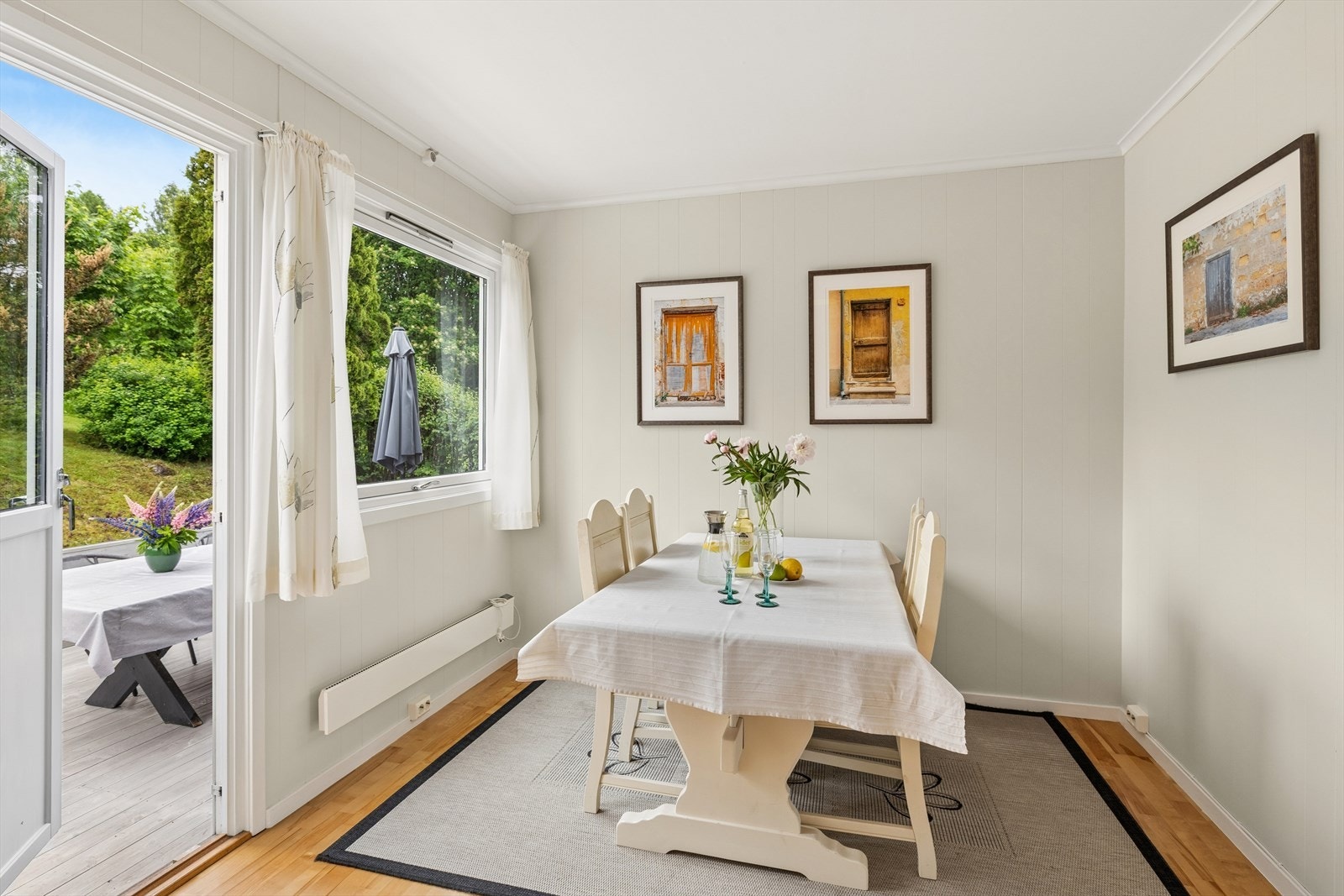 Terrassedøren fra kjøkkenet åpner opp mot uteområdet og gjør det enkelt å ta med måltidene ut. Galleribilde