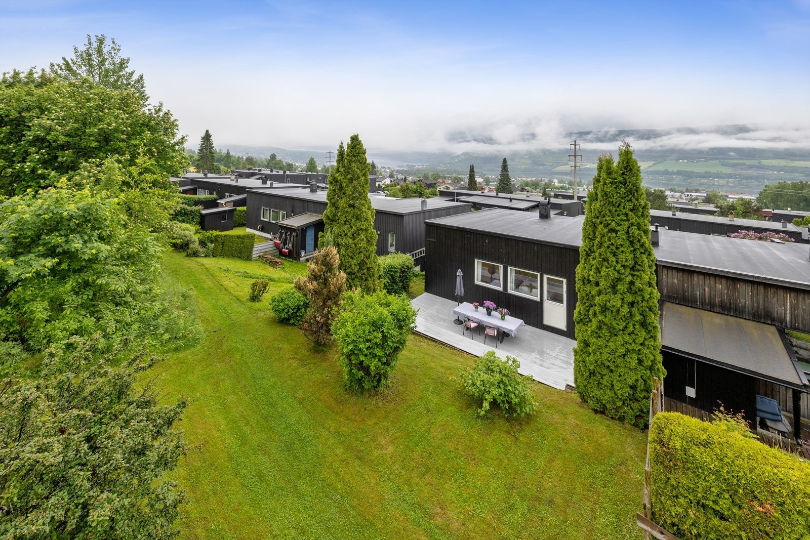 En innholdsrik tomannsbolig med en familievennlig planløsning og totalt 84 m² med terrasseareal fordelt over to plan. Galleribilde