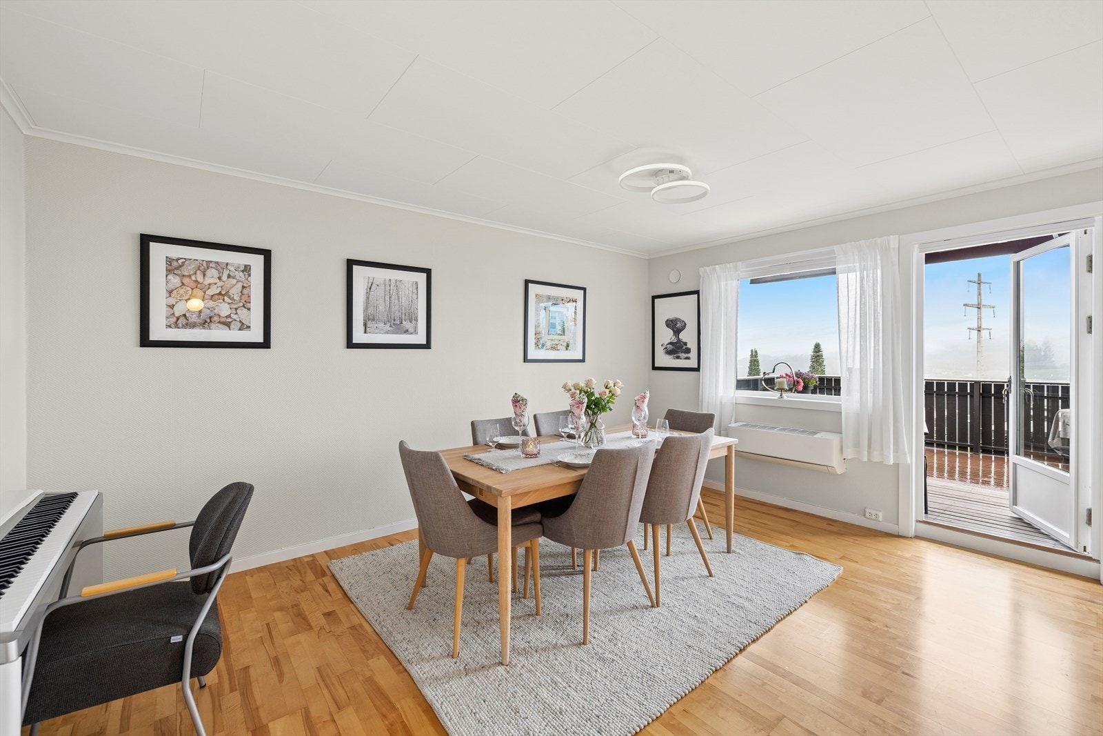 Fra spisestuen er det direkte utgang til en av boligens uteplasser. Galleribilde