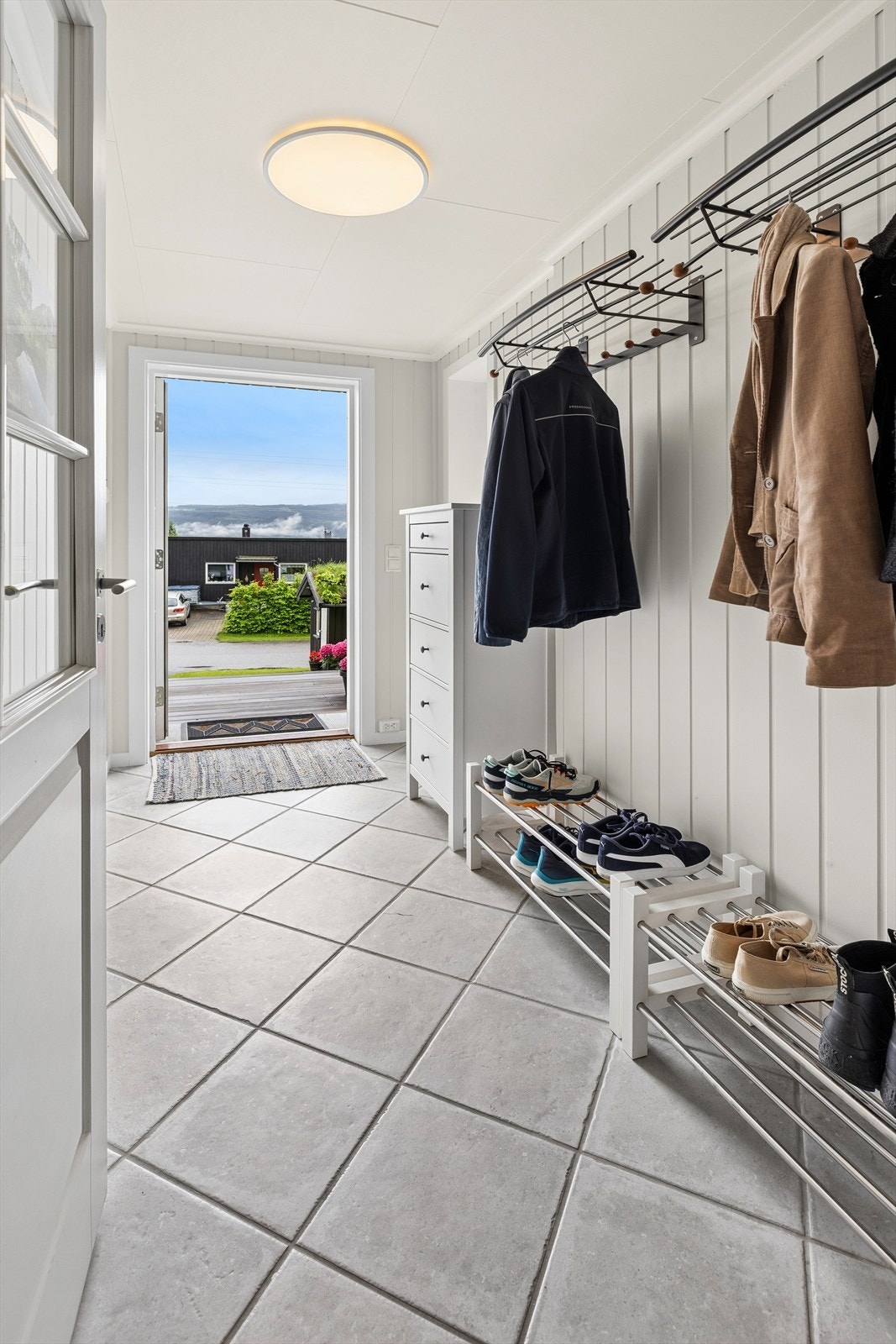 Entréen i underetasjen har flislagt gulv og god plass til garderobeløsning. Galleribilde