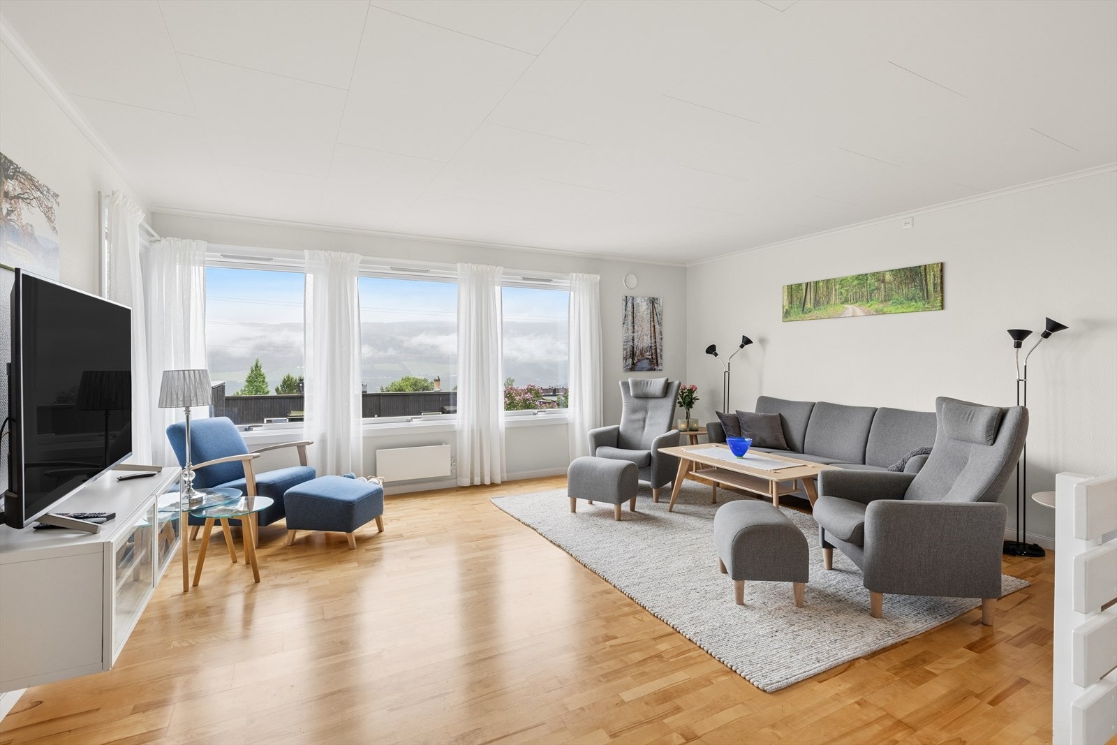 Stuen i første etasje har parkett på gulvet og god plass til en romslig sofagruppe. Galleribilde