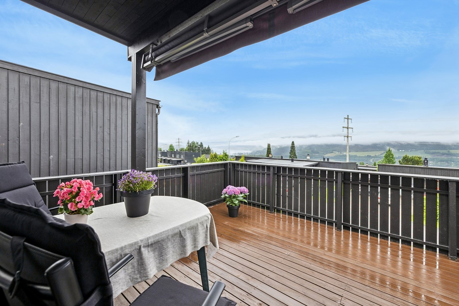 Den vestvendte terrassen er delvis overbygd og har terrassemarkise som ekstra solskjerming. Galleribilde