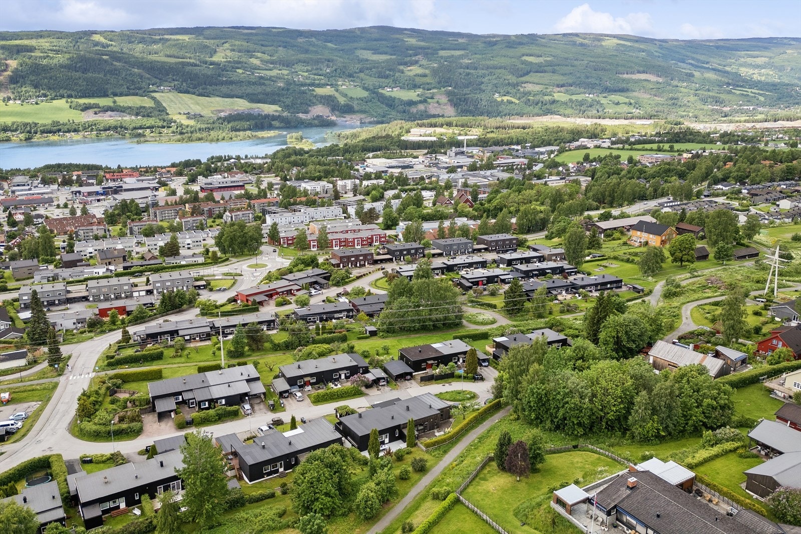 Nærmeste busstopp er kun få minutters gange unna, med hyppige avganger til sentrum. Galleribilde