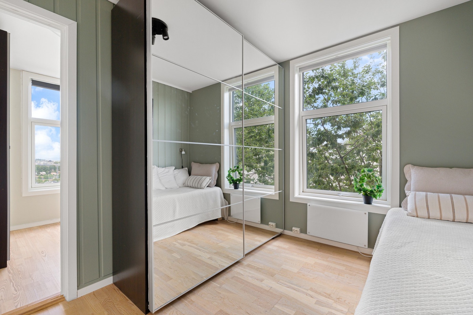 Også denne skyvedørsgarderoben medfølger handelen. Galleribilde