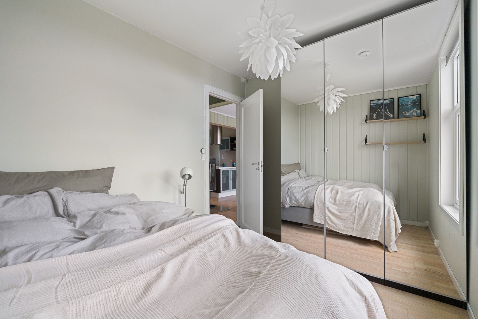 Her er det god plass til dobbeltseng og en skyvedørsgarderobe som medfølger handelen. Galleribilde