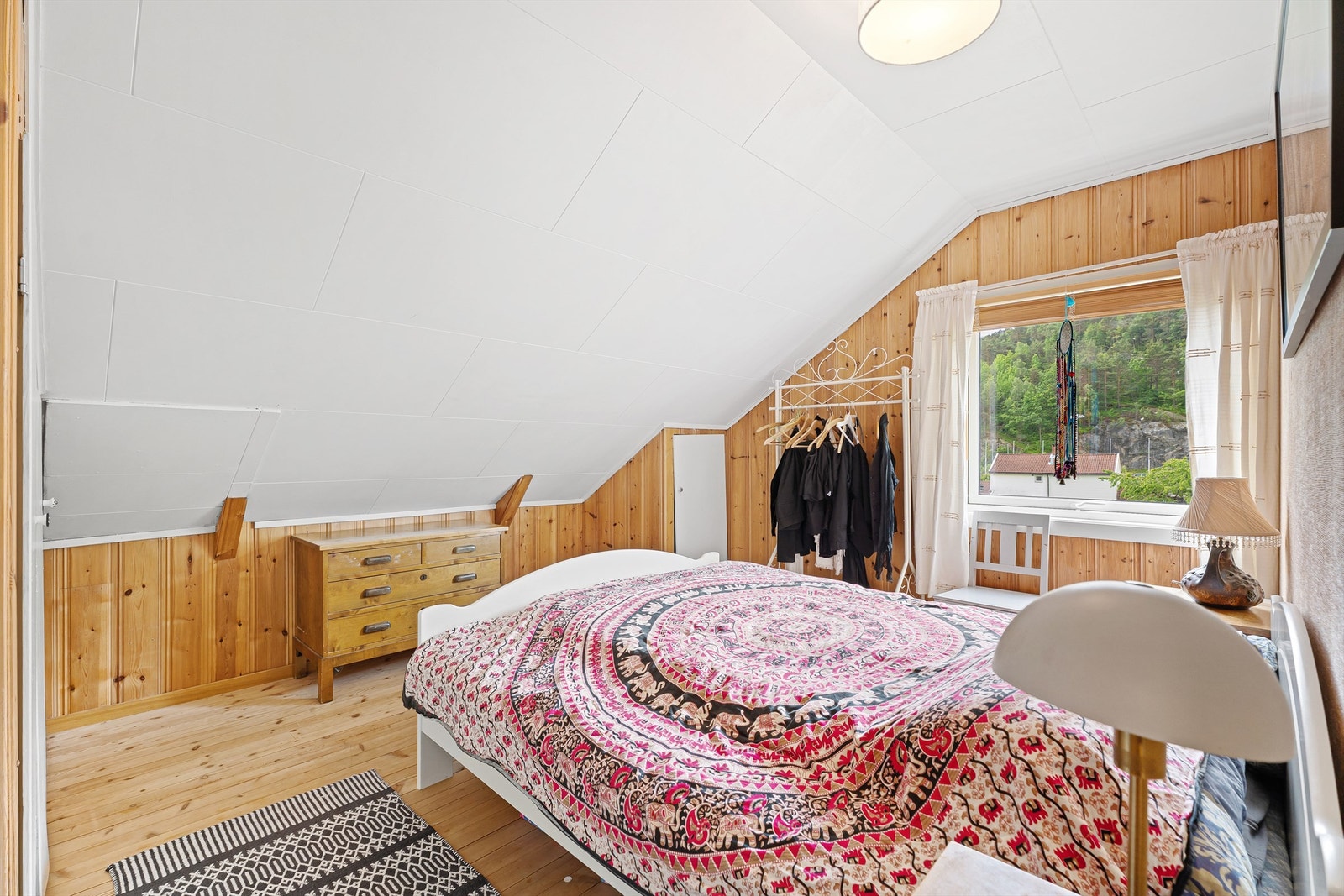 Lunt og hyggelig rom med flere stilige detaljer og nytt vindu Galleribilde