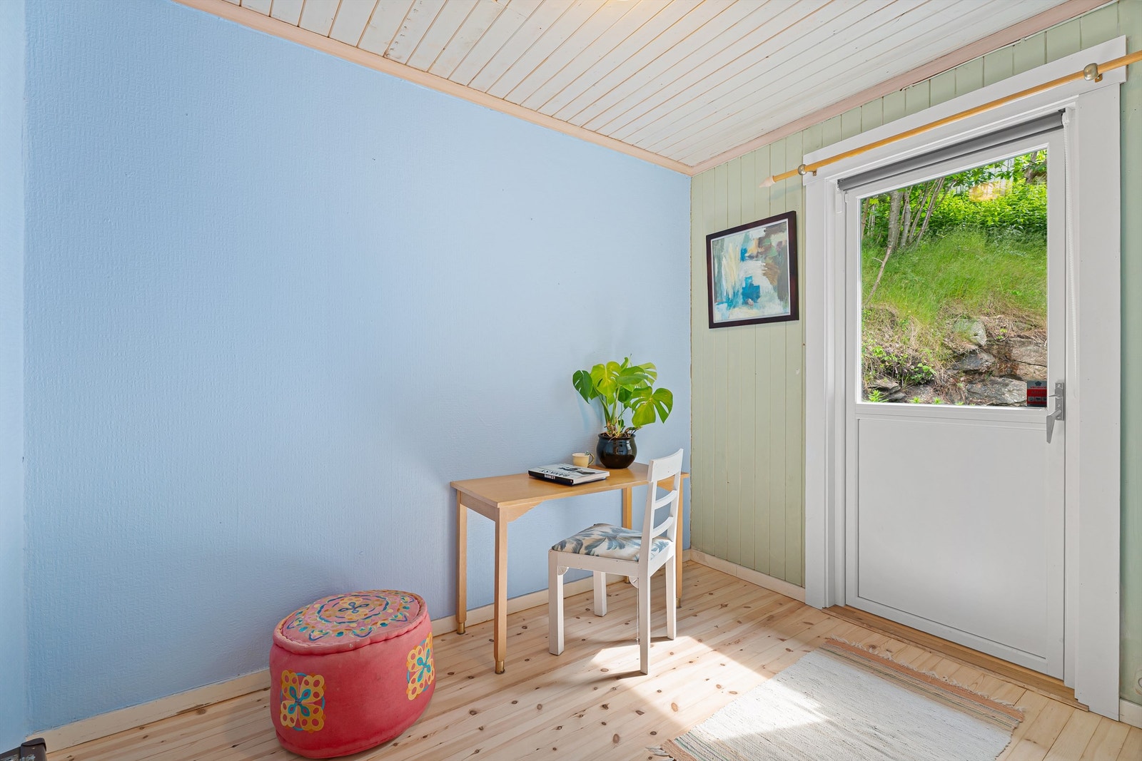 Soverom 1 - Soverom i 1.Etasje med dør til uteplass på baksiden av huset Galleribilde