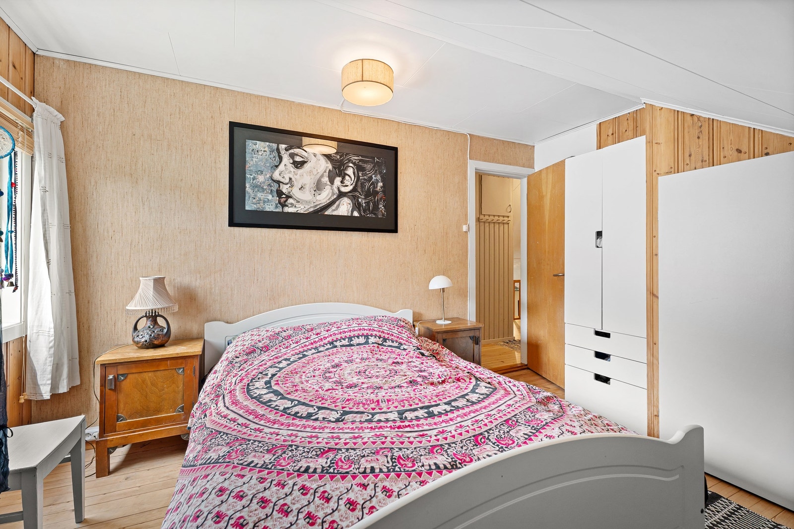 Soverom 2 - Hovedsoverom med god plass til dobbeltseng og garderobe Galleribilde