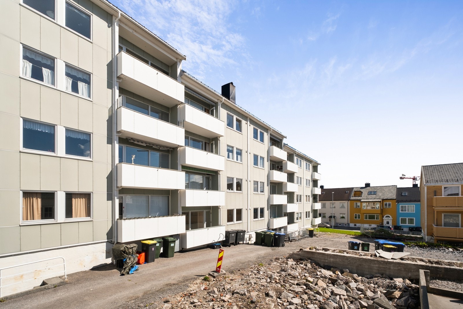 Det er planlagt oppgradering av uteområde: Utvidelse av terrasser, rehabilitering av fasade, el-bil ladere, nedgravde søppeldunker, beplantning, grillplass og lekeplass. Galleribilde