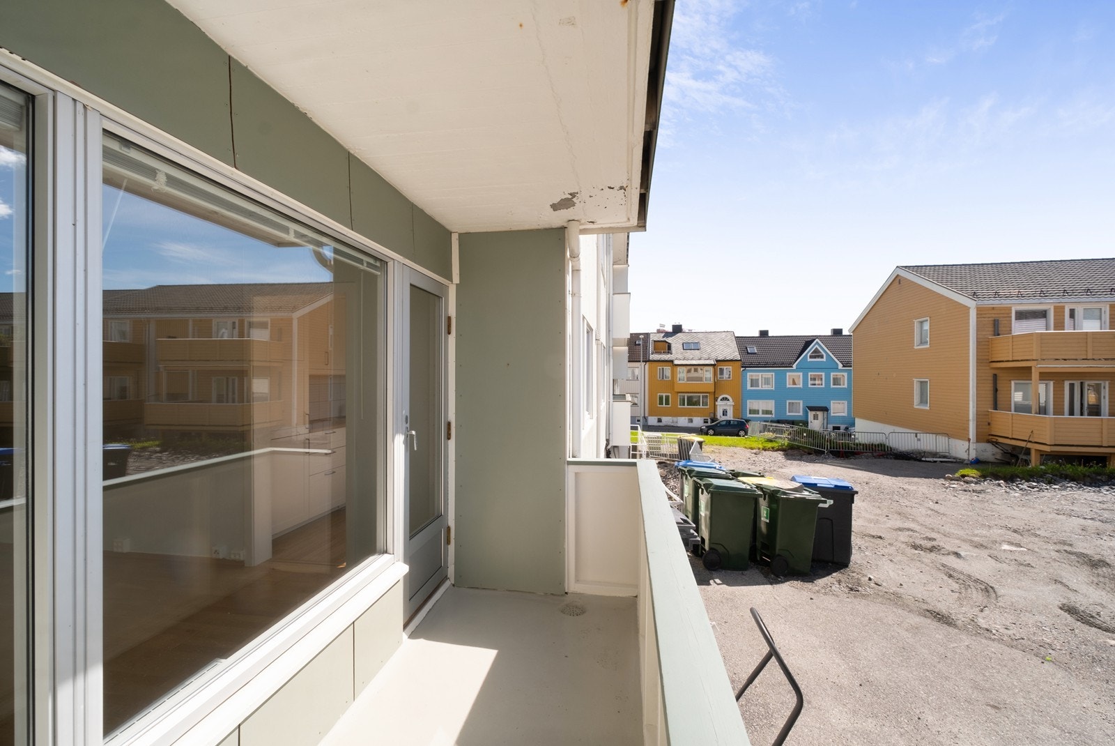 Utgang fra stue til balkong. Galleribilde