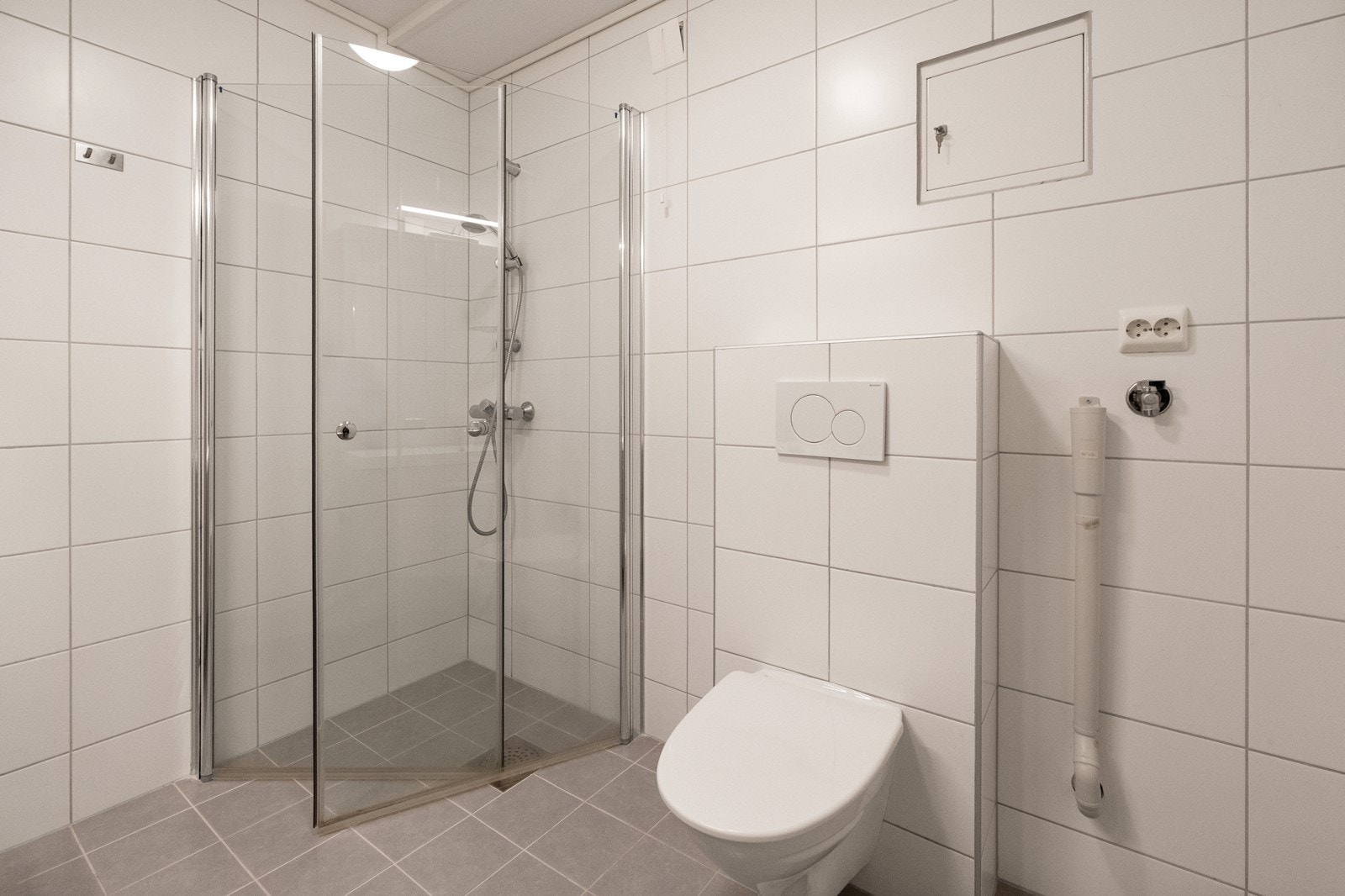 Vegghengt WC og opplegg til vaskemaskin. Galleribilde