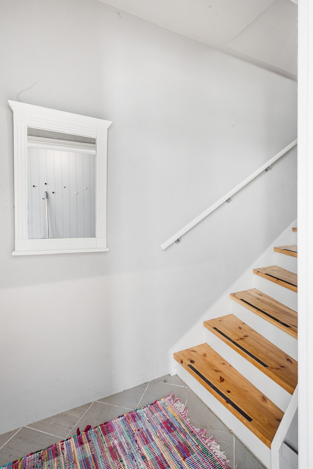 Herfra kommer du videre inn i en liten entré med trapp opp til leiligheten i 2. etasje. Galleribilde