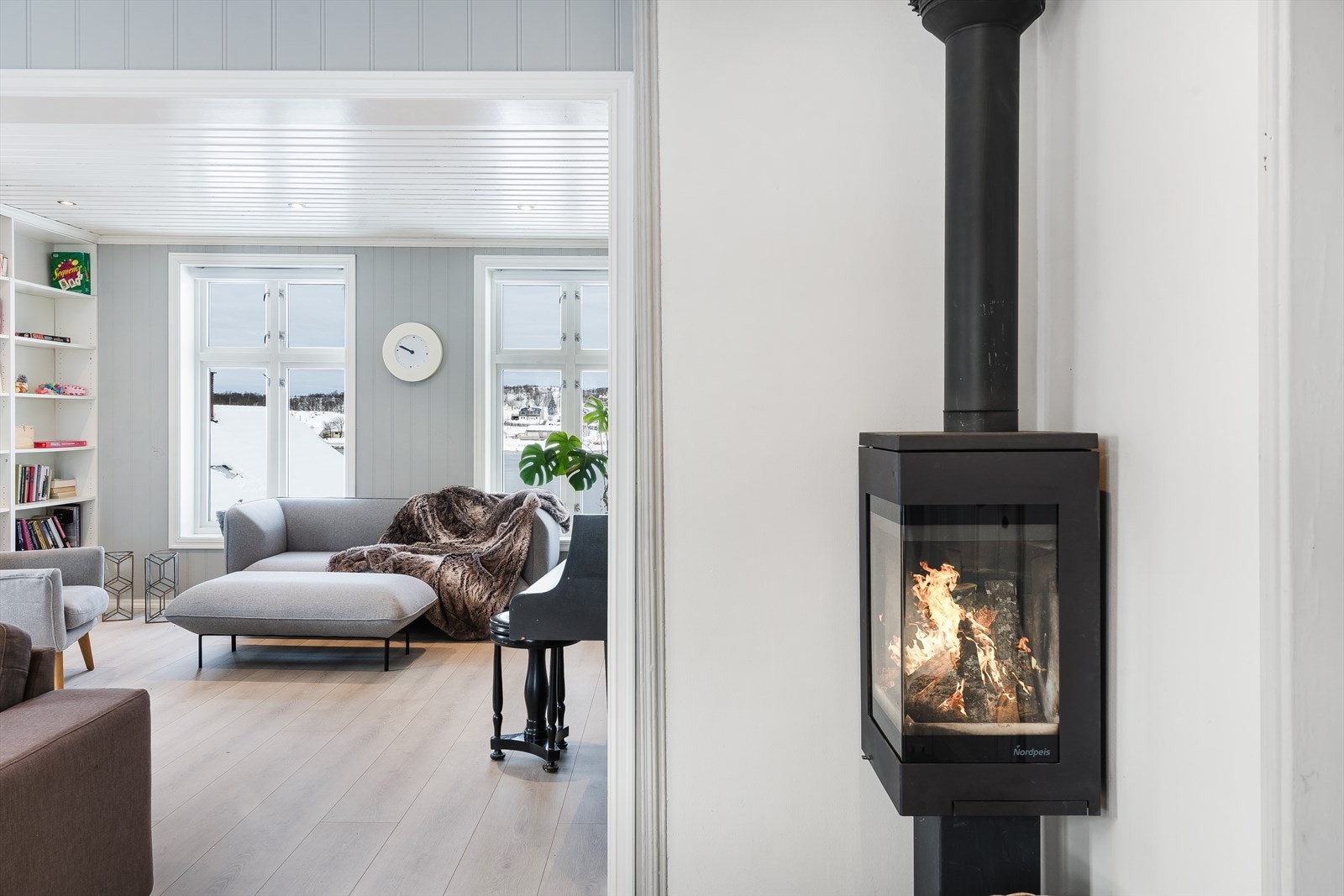 Det er installert en vedovn av merket Nordpeis med sideglass, som gir både varme og innsyn til flammene. Galleribilde