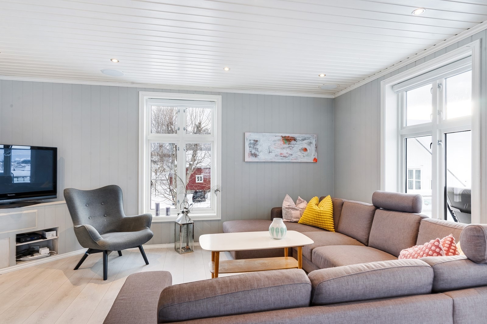 Fra stuen er det adkomst til et soverom vendt mot øst, som igjen har direkte inngang til bad/vaskerom. Galleribilde