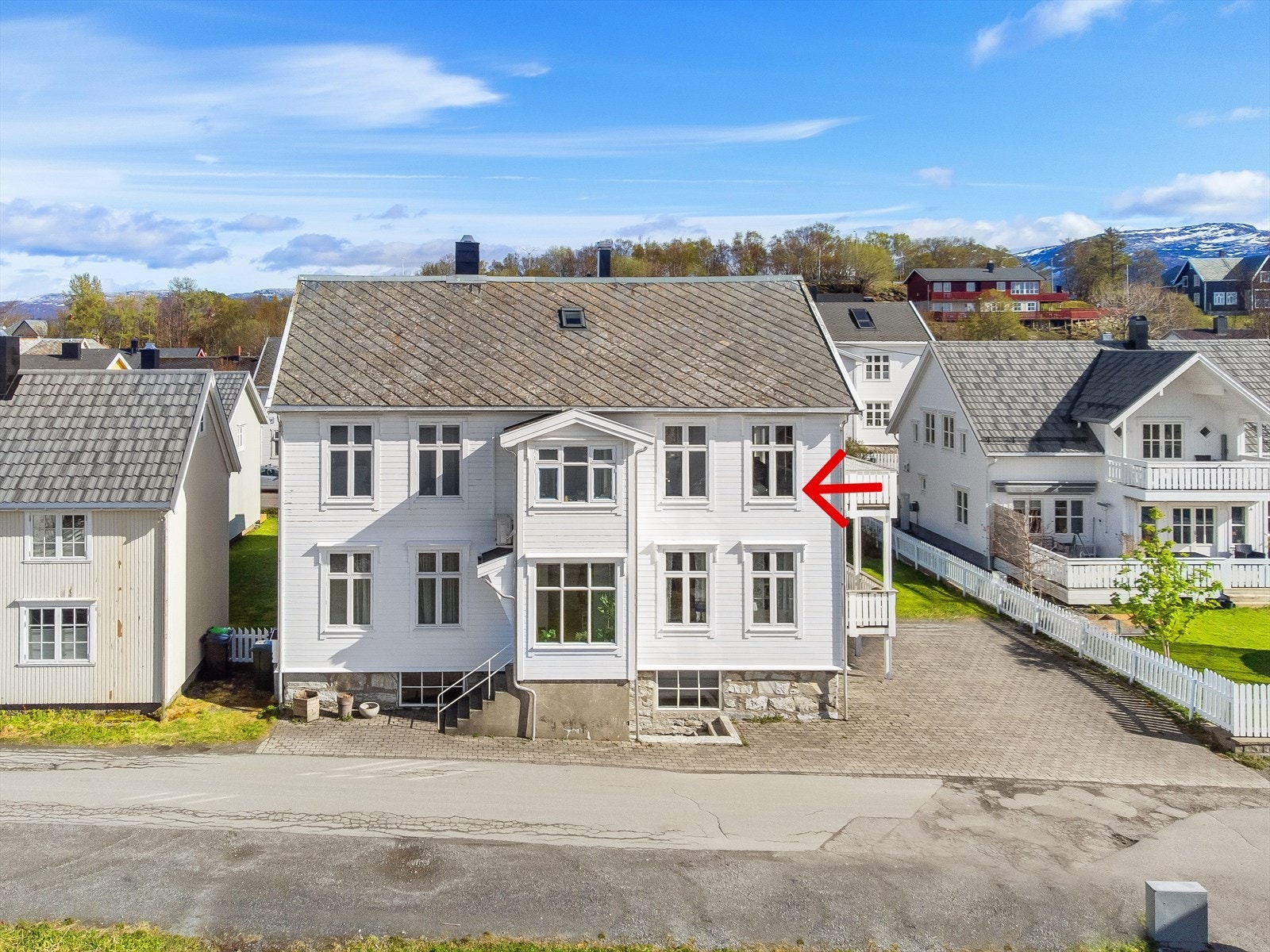 Velkommen til Strandveien 11 som her presenteres av eiendomsmegler Kristoffer Bjørnvik - Aktiv Eiendomsmegling. Foto: DBN Boligfoto Galleribilde