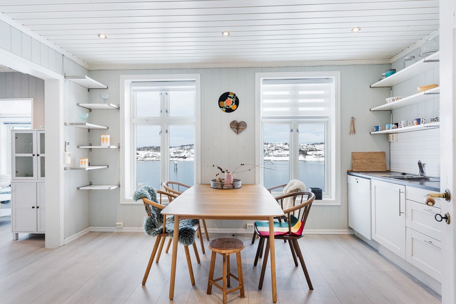 Ved vinduene mot vest er det god plass til spisebord, hvor du også her kan nyte en nydelig utsikt mot sjøen. Galleribilde