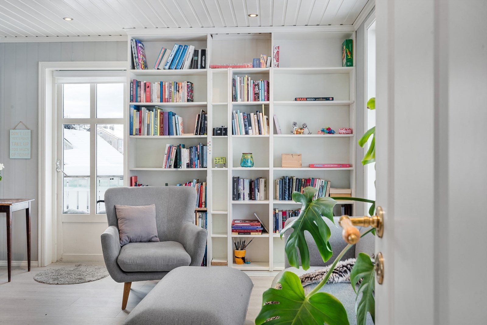 Stuen har også verandadør med utgang til en sørvestvendt balkong. Galleribilde