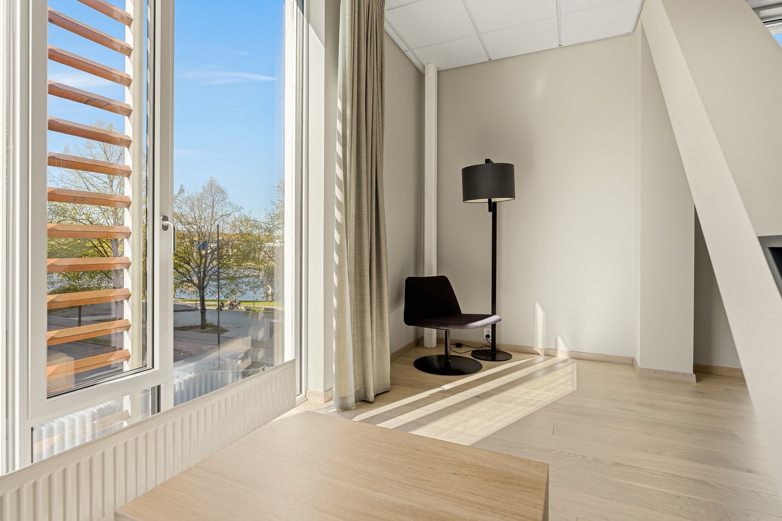 Store vindusflater og moderne materialvalg gir leiligheten et stilrent og luftig uttrykk Galleribilde