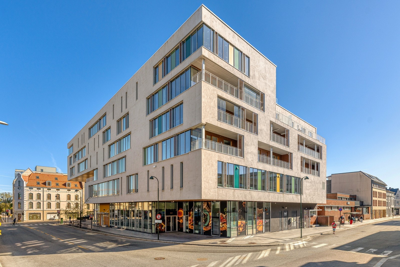 Q42 har en stilren fasade som skiller seg ut i bybildet Galleribilde