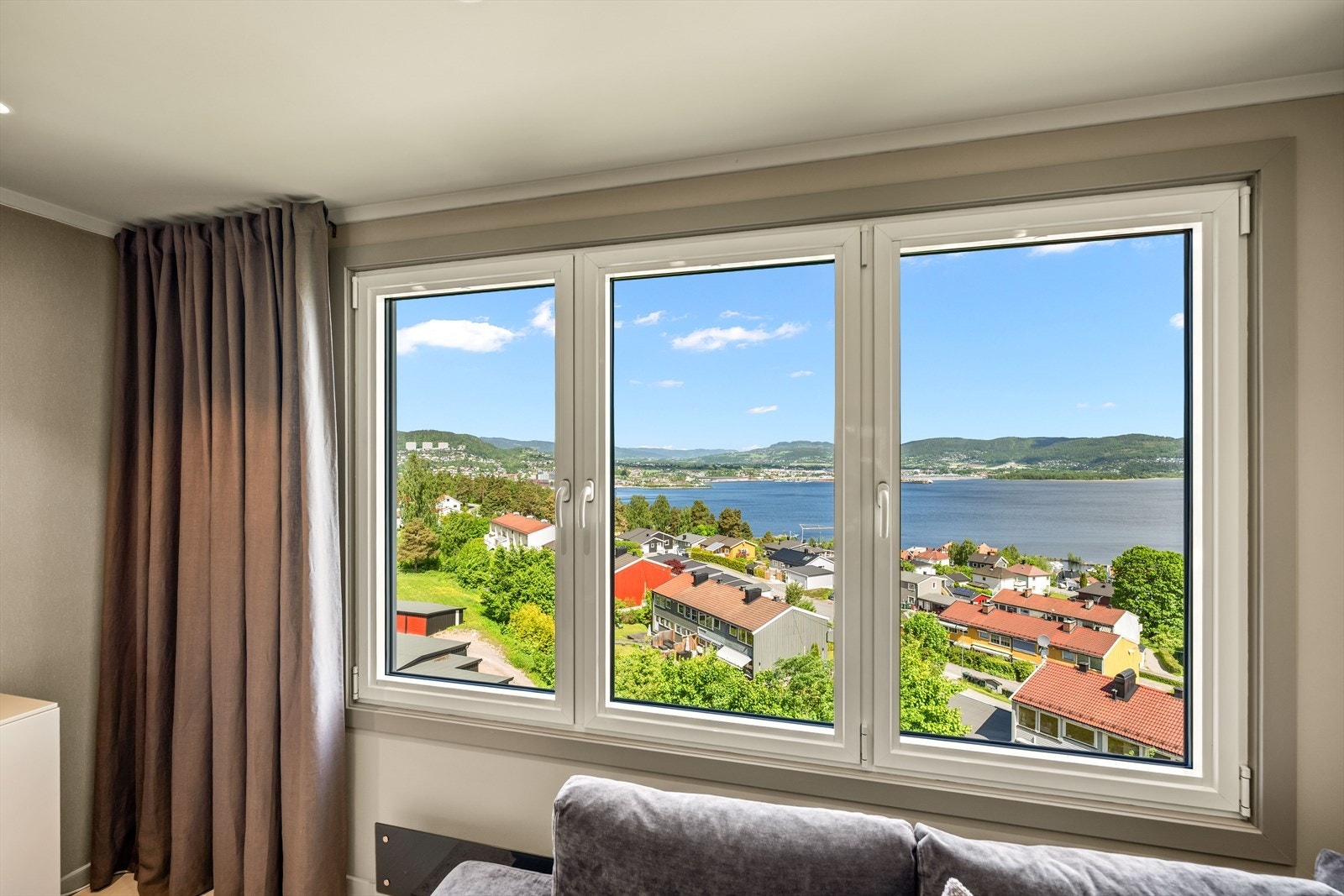 De store vinduene slipper inn rikelig med dagslys og gir en åpen følelse. Galleribilde