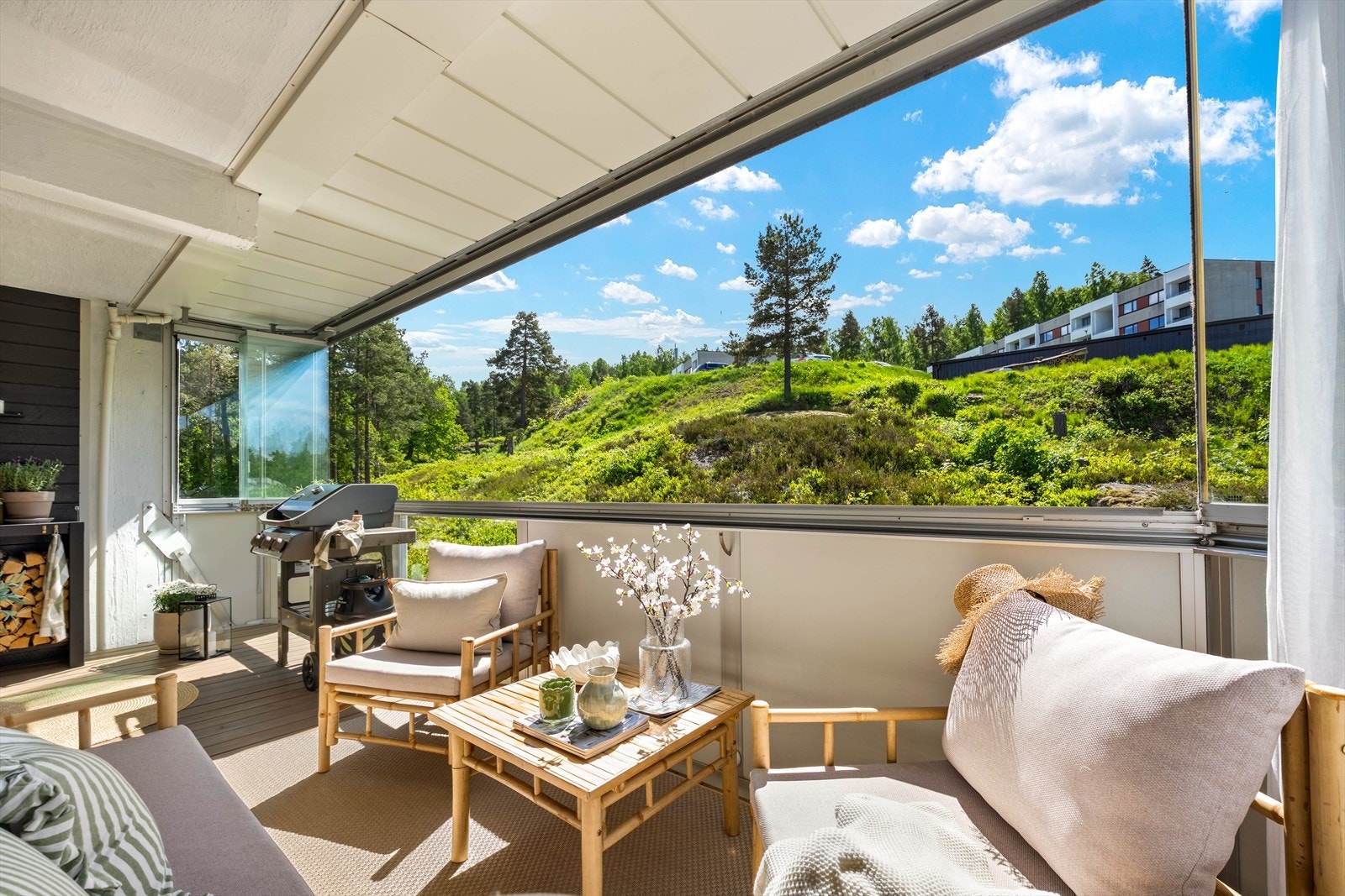 Glassfeltene kan skyves helt til side for å åpne opp på varme dager. Galleribilde