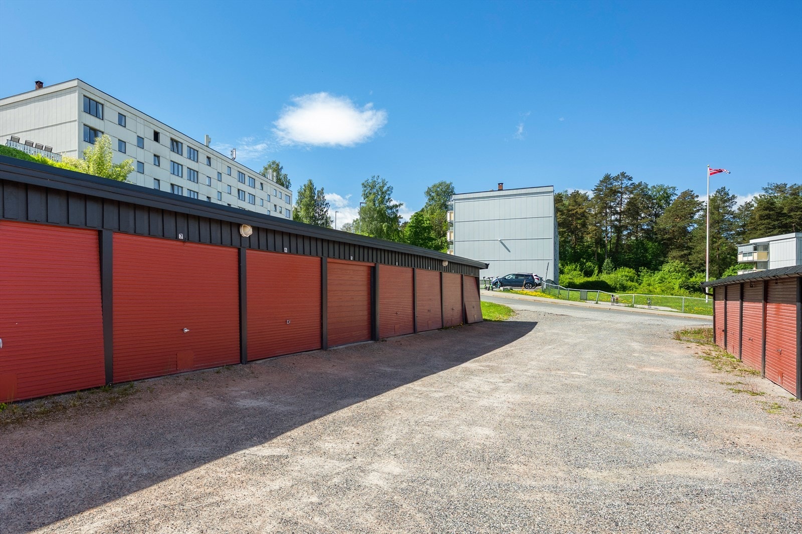 Det medfølger egen garasjeplass i felles garasjerekke. Galleribilde