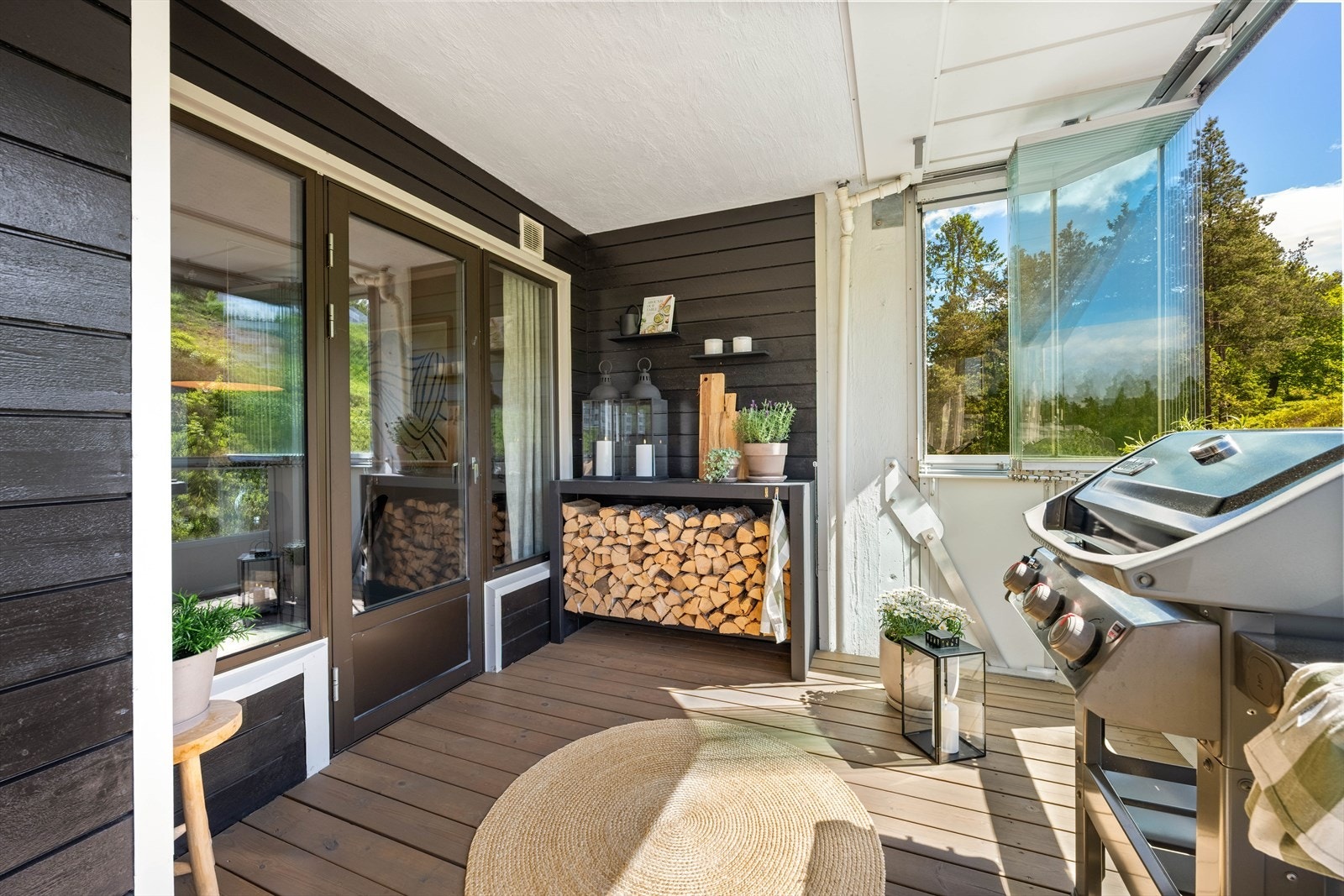 Balkongen har god plass til både grill og lagring av ved. Galleribilde