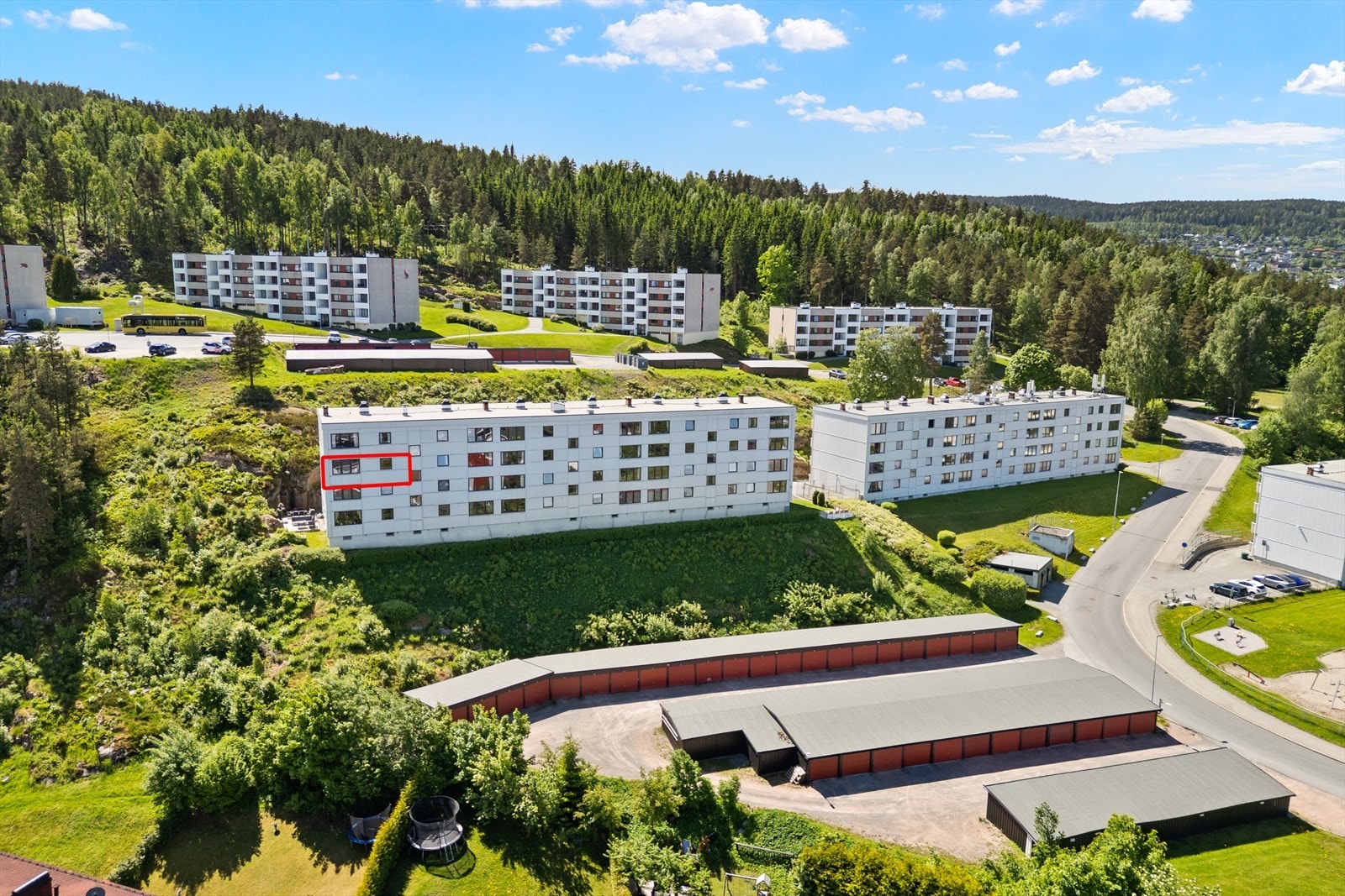Beliggenheten i tredje etasje sikrer gode lysforhold og minimalt med innsyn. Galleribilde
