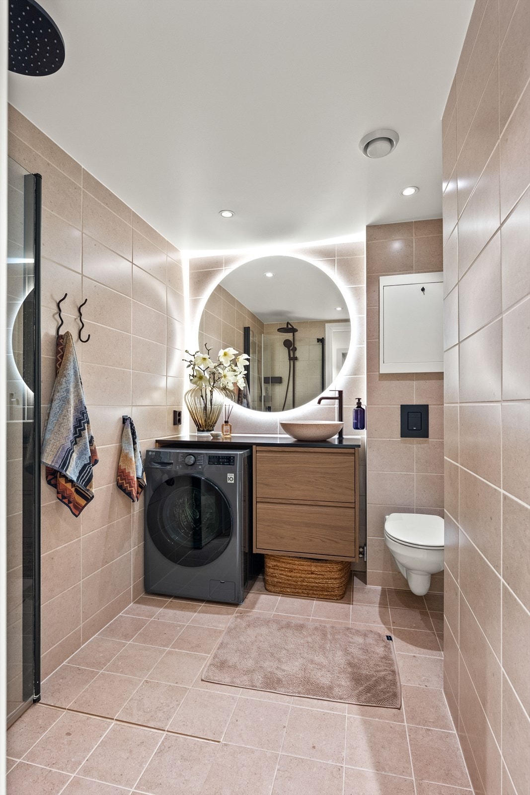 Badet er nylig oppgradert i regi av borettslaget. Rommet har fliser, elektrisk gulvvarme og opplegg for vaskemaskin. Galleribilde