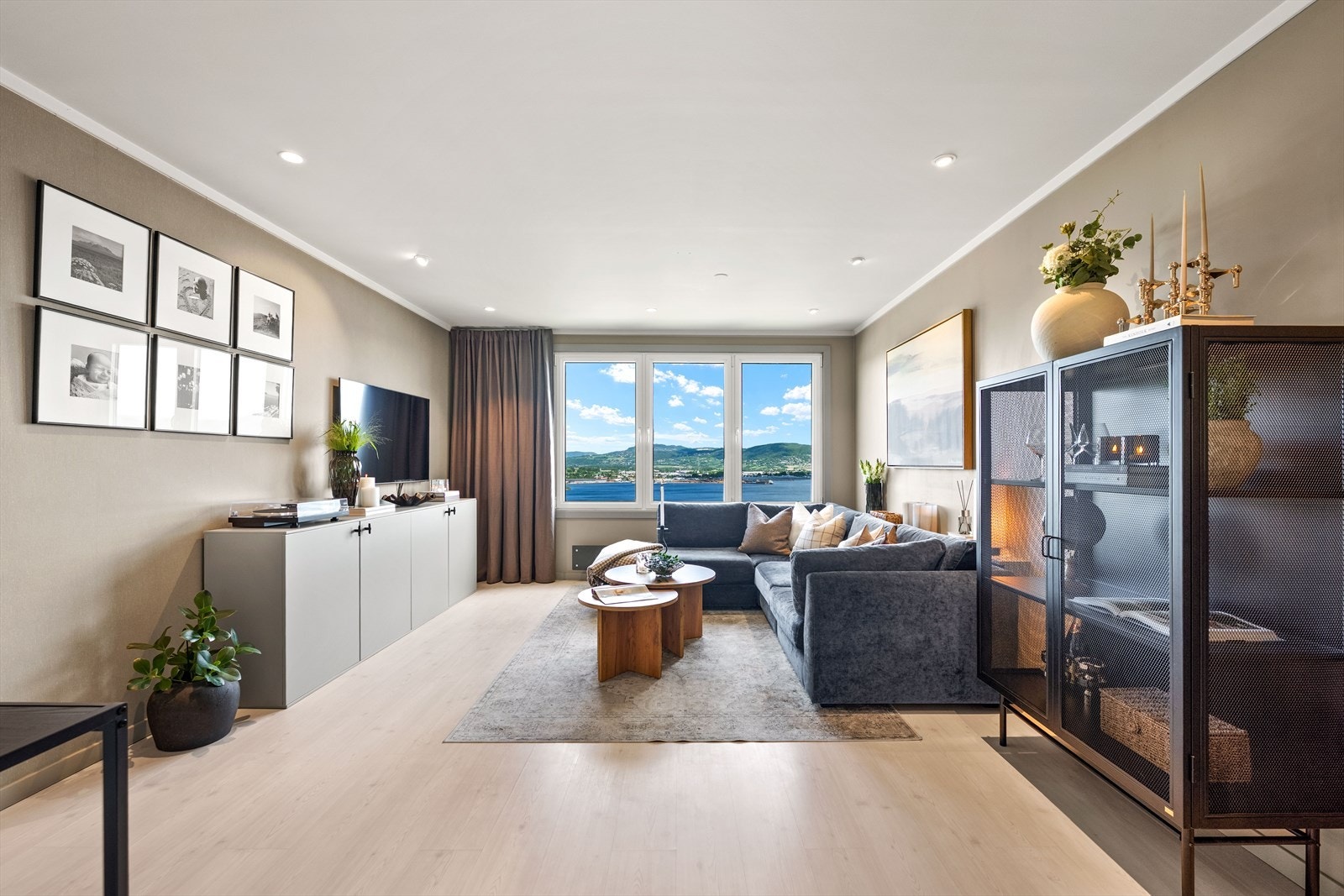 Stuen er romslig med god plass til både en stor sofagruppe og spisebord. Galleribilde