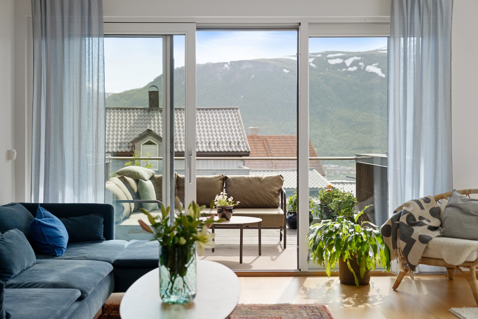 Utgang til veranda gir en naturlig overgang mellom inne og ute.