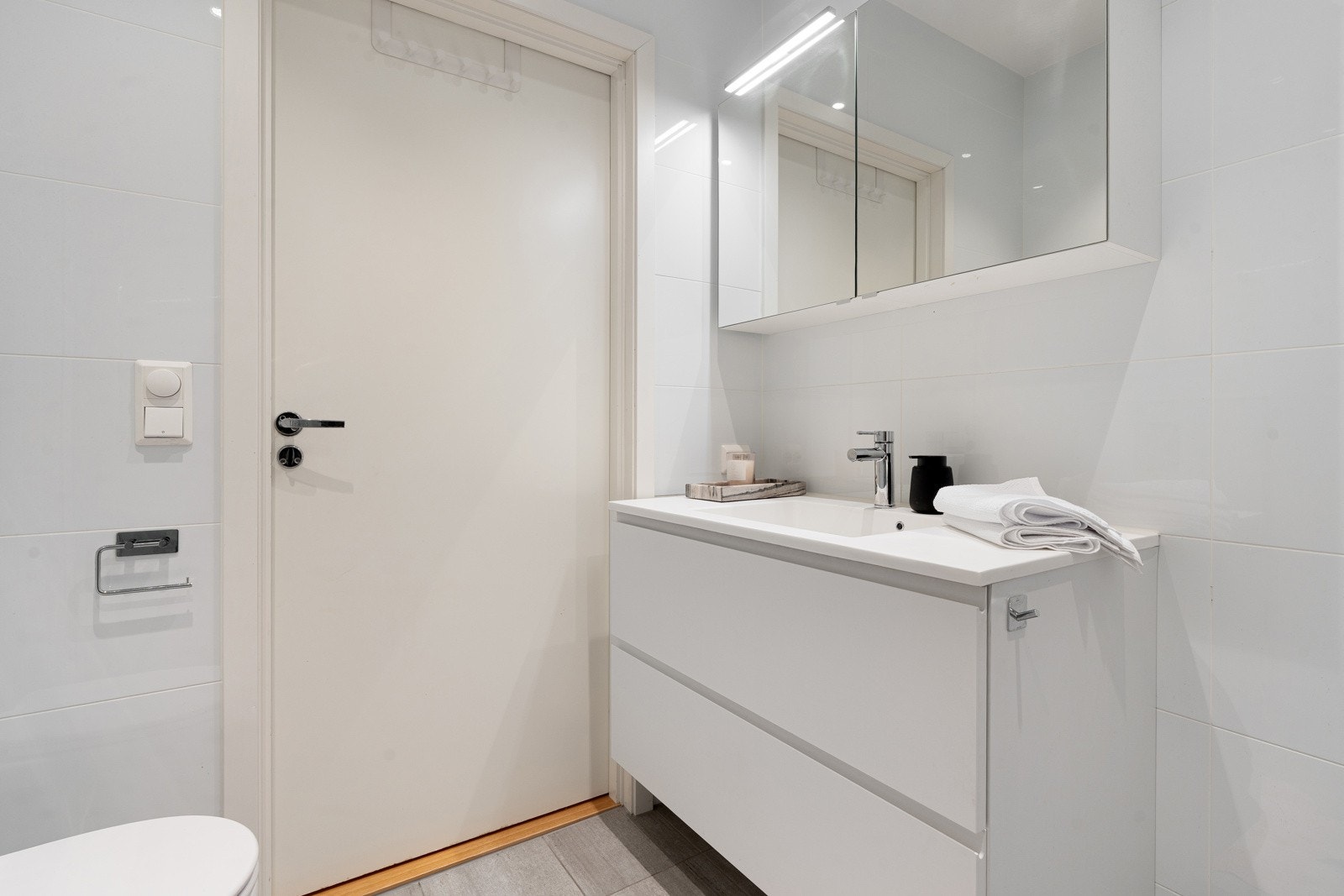 Badet er utstyrt med dusjløsning, opplegg for vaskemaskin gir enkelhet i hverdagen.