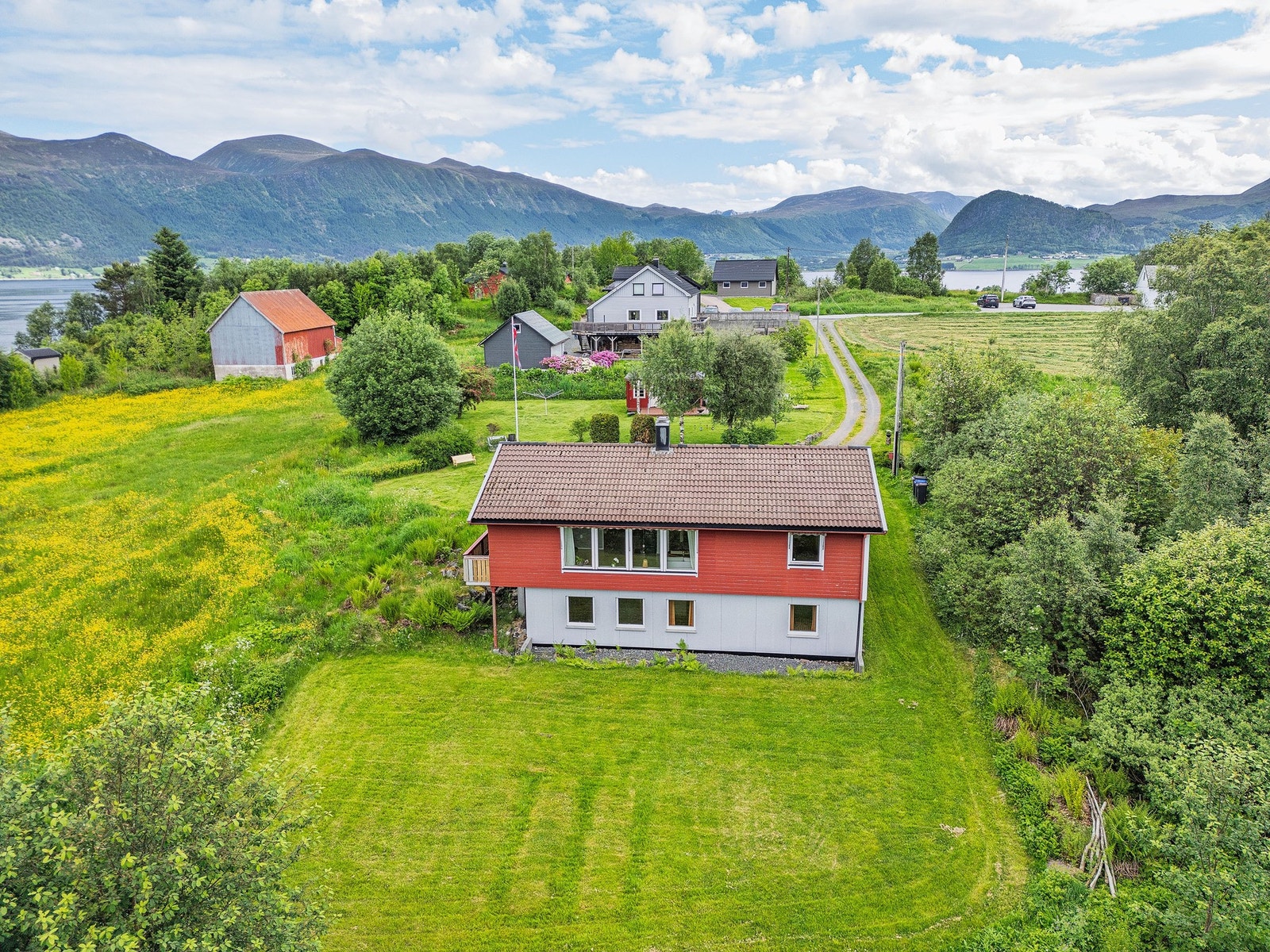 Eigedomen ligg fint til på Slagnes like ved Vanylven kyrkje Galleribilde