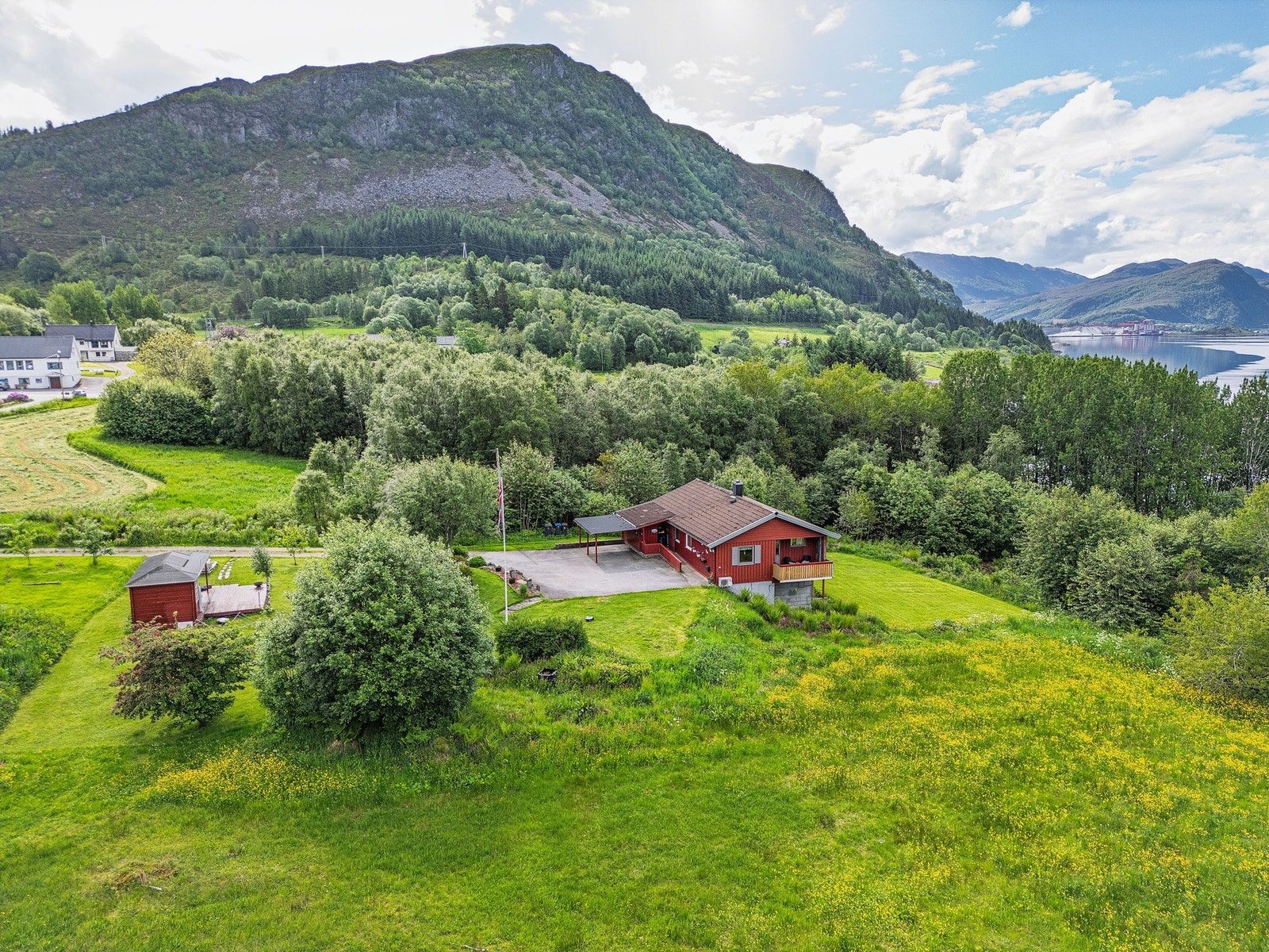 Eit triveleg og pent opparbeidd tun Galleribilde