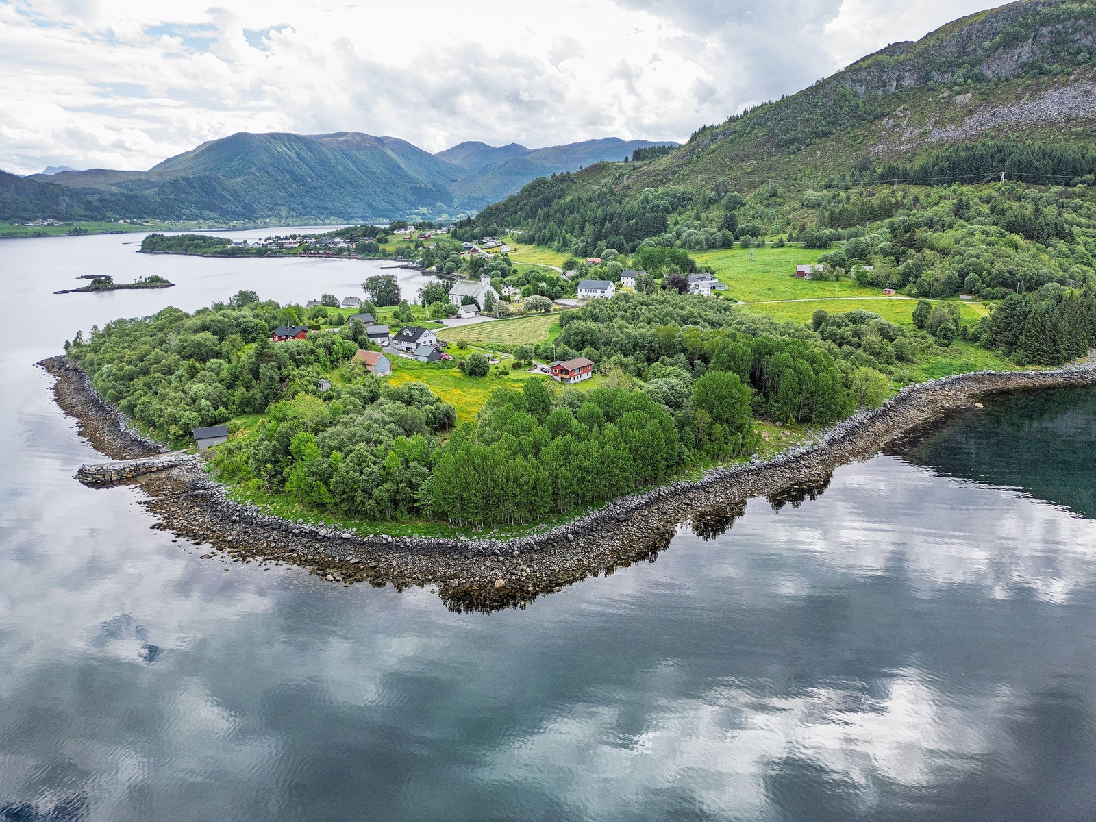 Ein flott eigedom med kort veg til flotte naturopplevingar både i fjøra, på fjorden og på fjellet Galleribilde
