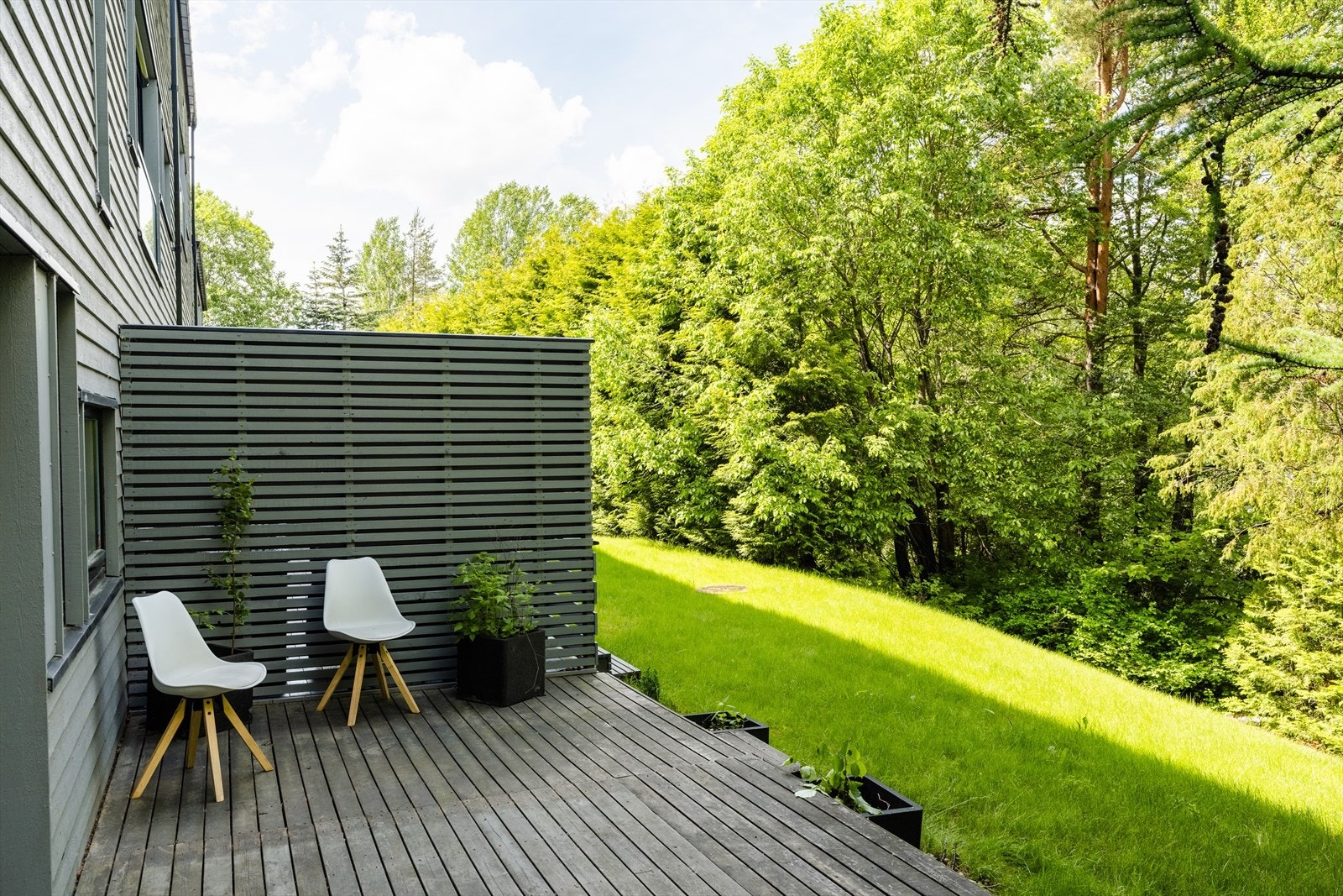 Terrassen er av god størrelse og utgjør hele 35 m², med god plass til utemøbler og sosiale soner. Galleribilde