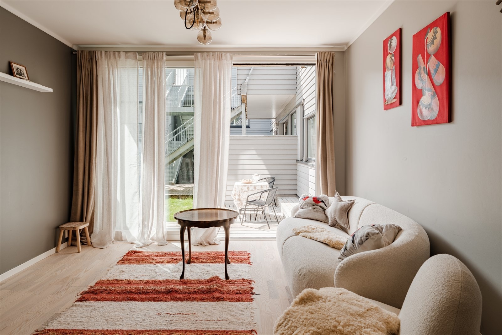 Stuen har god plass til sofagruppe, TV-seksjon og spisebord. Galleribilde